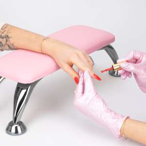 podporka-do-manicure-na-srebrnych-nozkach-allelac-rozowa(1).jpg