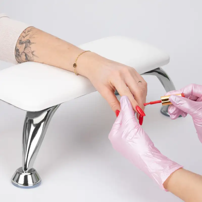 podporka-do-manicure-na-srebrnych-nozkach-allelac-biala(1).jpg