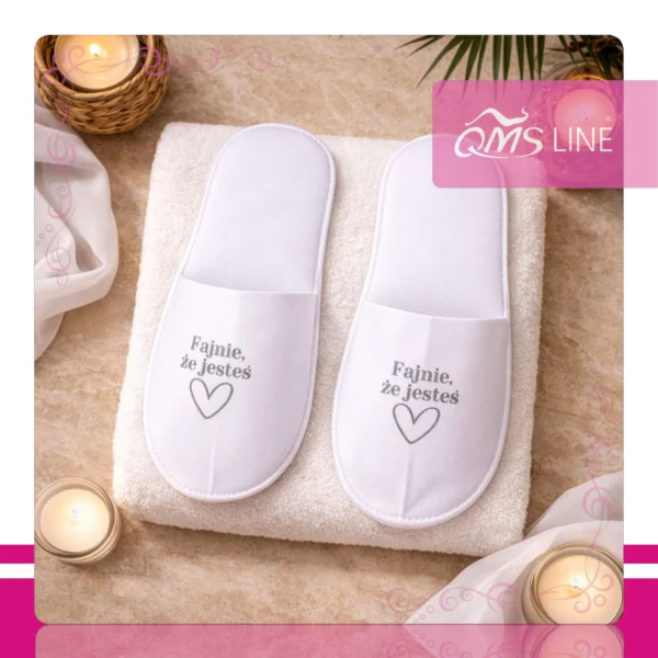 Kapcie z Nadrukiem Fajnie, że jesteś 25 par QMS Line Extra Kapcie z nadrukiem "Fajnie, że jesteś" pakowane pojedynczo 25 par QMS Line Extra do hotelu i SPA
