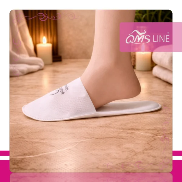 Kapcie z Nadrukiem Fajnie, że jesteś 25 par QMS Line Extra Kapcie z nadrukiem "Fajnie, że jesteś" pakowane pojedynczo 25 par QMS Line Extra do hotelu i SPA