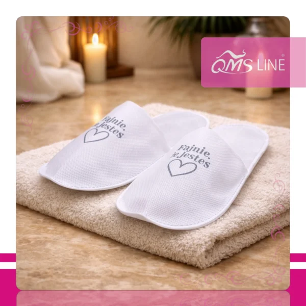 Kapcie z Nadrukiem Fajnie, że jesteś 50 par QMS Line Standard Kapcie z nadrukiem "Fajnie, że jesteś" pakowane pojedynczo 50 par QMS Line Standard do hotelu i SPA