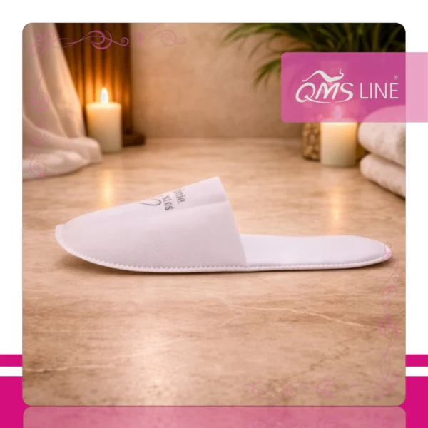Kapcie z Nadrukiem Fajnie, że jesteś 50 par QMS Line Standard Kapcie z nadrukiem "Fajnie, że jesteś" pakowane pojedynczo 50 par QMS Line Standard do hotelu i SPA