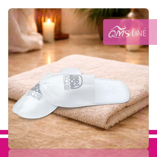 Kapcie Jednorazowe z Twoim Logo Serii Silver QMS Line Standard Kapcie jednorazowe z Twoim logo serii Silver pakowane zbiorczo QMS Line Standard do hotelu i SPA