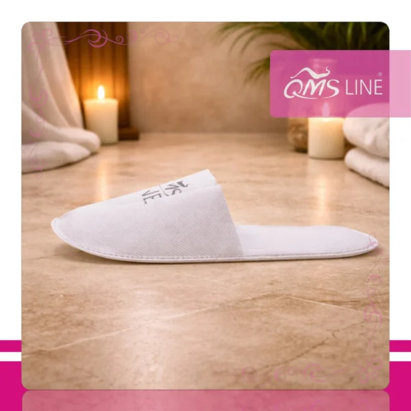 Kapcie Jednorazowe z Twoim Logo Serii Silver QMS Line Standard Kapcie jednorazowe z Twoim logo serii Silver pakowane zbiorczo QMS Line Standard do hotelu i SPA