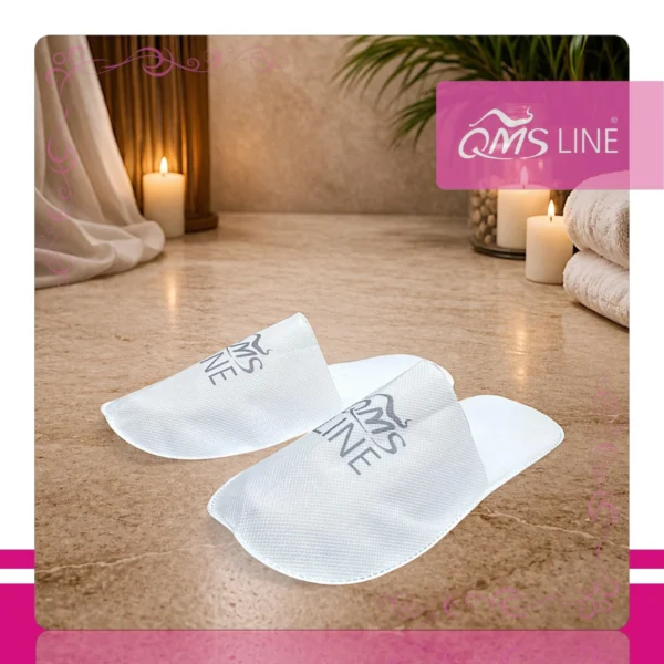 Kapcie Jednorazowe z Twoim Logo Serii Silver QMS Line Standard Kapcie jednorazowe z Twoim logo serii Silver pakowane zbiorczo QMS Line Standard do hotelu i SPA