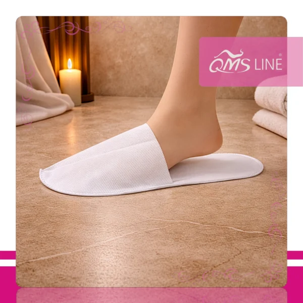 Kapcie Jednorazowe Kryte Włókninowe 25 par QMS Line Extra Kapcie jednorazowe kryte włókninowe pakowane pojedynczo 25 par QMS Line Extra do hotelu i SPA