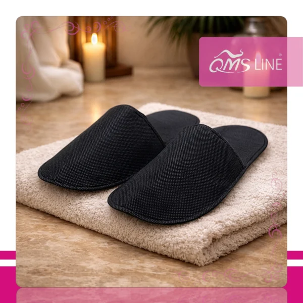 Kapcie Jednorazowe Kryte Włókninowe Czarne 25 par QMS Line Extra Kapcie jednorazowe kryte włókninowe czarne pakowane pojedynczo 25 par QMS Line Extra do hotelu i SPA