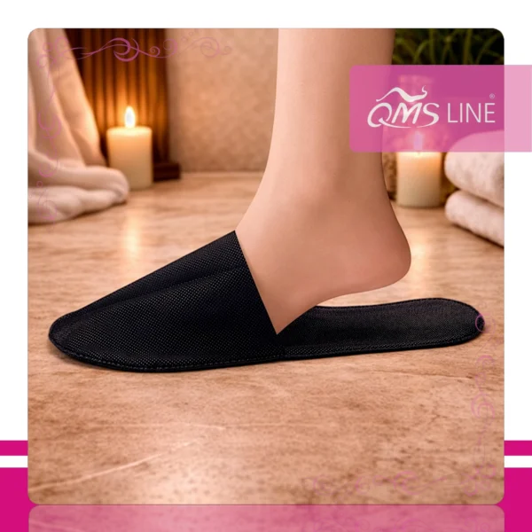 Kapcie Jednorazowe Kryte Włókninowe Czarne 25 par QMS Line Extra Kapcie jednorazowe kryte włókninowe czarne pakowane pojedynczo 25 par QMS Line Extra do hotelu i SPA