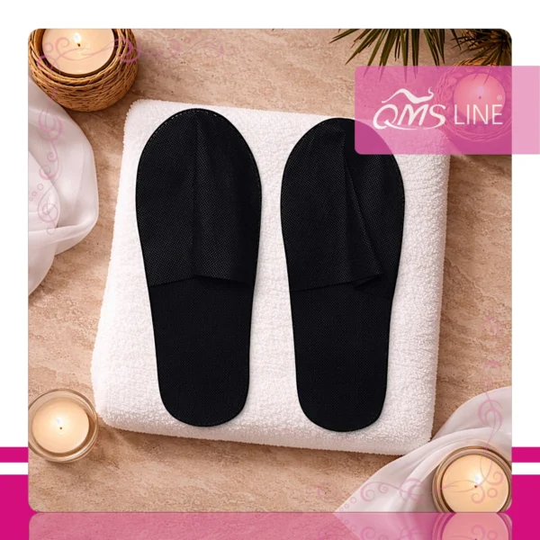 Kapcie Jednorazowe Kryte Włókninowe Czarne 50 par QMS Line Economic Kapcie jednorazowe kryte włókninowe czarne pakowane zbiorczo 50 par QMS Line Economic do hotelu i SPA