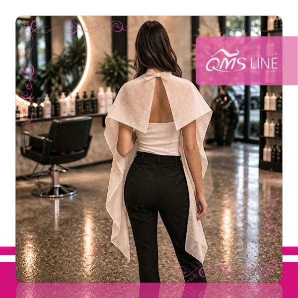 Pelerynka Fryzjerska Włókninowa Długa 25 szt. QMS Line Premium Pelerynka fryzjerska włókninowa długa 25 szt. QMS Line Premium do salonu fryzjerskiego