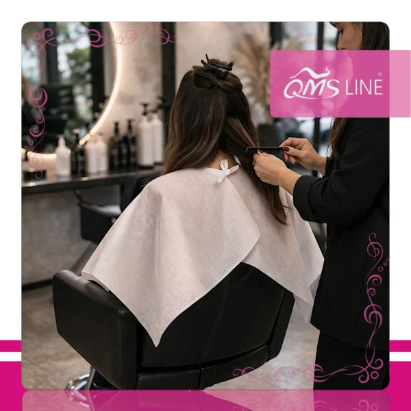 Pelerynka Fryzjerska Włókninowa Długa 25 szt. QMS Line Premium Pelerynka fryzjerska włókninowa długa 25 szt. QMS Line Premium do salonu fryzjerskiego