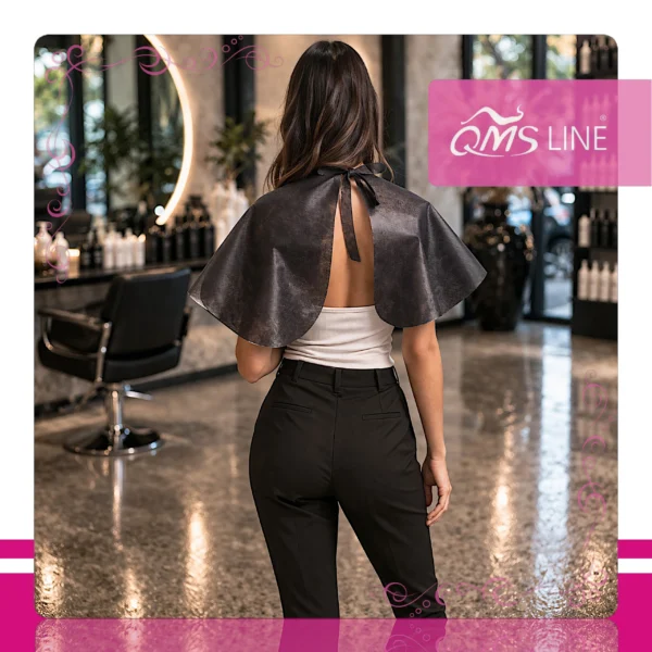 Pelerynka Włókninowa Krótka Czarna 50 szt. QMS Line Standard Pelerynka włókninowa krótka czarna 50 szt. QMS Line Standard do salonu fryzjerskiego