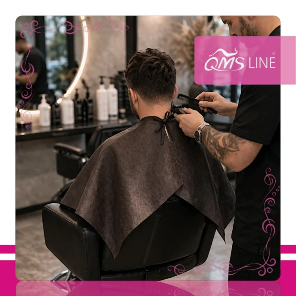 Pelerynka Włókninowa Krótka Czarna 50 szt. QMS Line Standard Pelerynka włókninowa krótka czarna 50 szt. QMS Line Standard do salonu fryzjerskiego