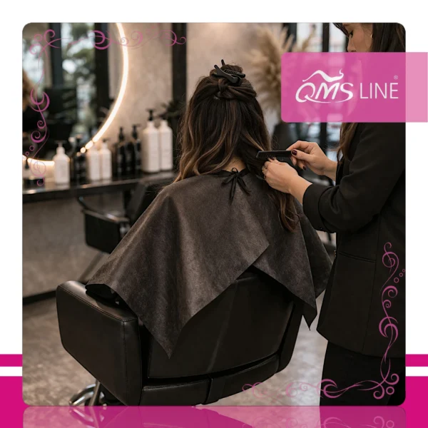 Pelerynka Włókninowa Krótka Czarna 50 szt. QMS Line Standard Pelerynka włókninowa krótka czarna 50 szt. QMS Line Standard do salonu fryzjerskiego