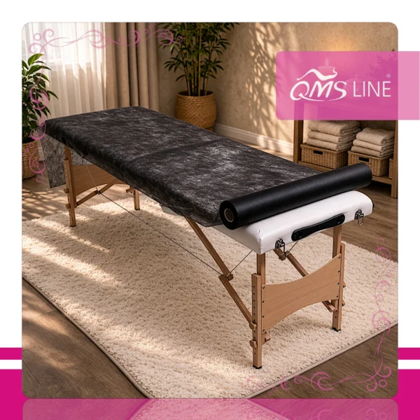 Podkład Kosmetyczny Jednorazowy z Włókniny Czarny 70 cm x 50 m QMS Line Standard Podkład kosmetyczny jednorazowy z włókniny czarny 70 cm x 50 m QMS Line Standard do salonu kosmetycznego