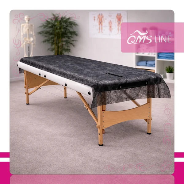 Podkład Kosmetyczny Jednorazowy z Włókniny Czarny 80 cm x 50 m QMS Line Standard Podkład kosmetyczny jednorazowy z włókniny czarny 80 cm x 50 m QMS Line Standard do salonu kosmetycznego