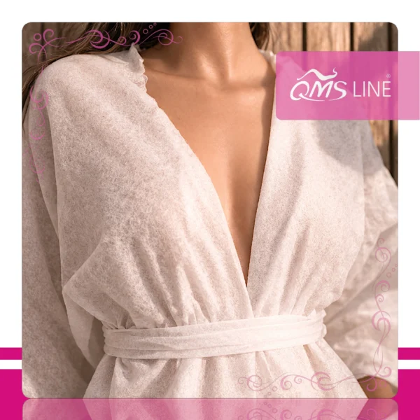 Szlafrok Włókninowy Jednorazowy 5 szt. QMS Line Premium Szlafrok włókninowy jednorazowy pakowany zbiorczo 5 szt. QMS Line Premium do salonu kosmetycznego i SPA