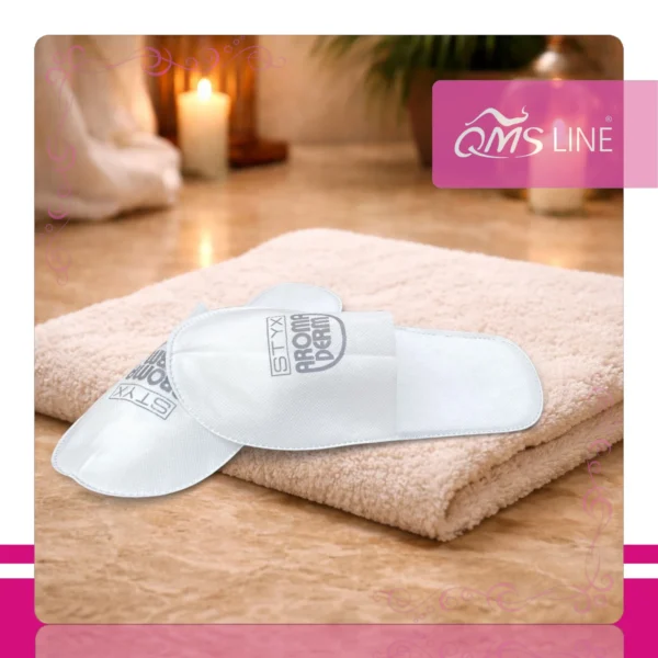 Kapcie z Logo Aroma Derm 1 para QMS Line Extra Kapcie z logo Aroma Derm pakowane pojedynczo 1 para QMS Line Extra do salonu kosmetycznego i SPA