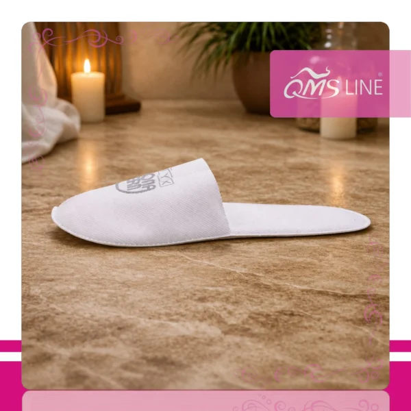 Kapcie z Logo Aroma Derm 1 para QMS Line Extra Kapcie z logo Aroma Derm pakowane pojedynczo 1 para QMS Line Extra do salonu kosmetycznego i SPA