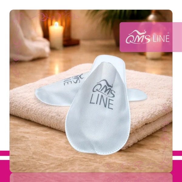 Kapcie z Logo QMS Line 1 para QMS Line Standard Kapcie z logo QMS Line pakowane pojedynczo 1 para QMS Line Standard do salonu kosmetycznego i SPA