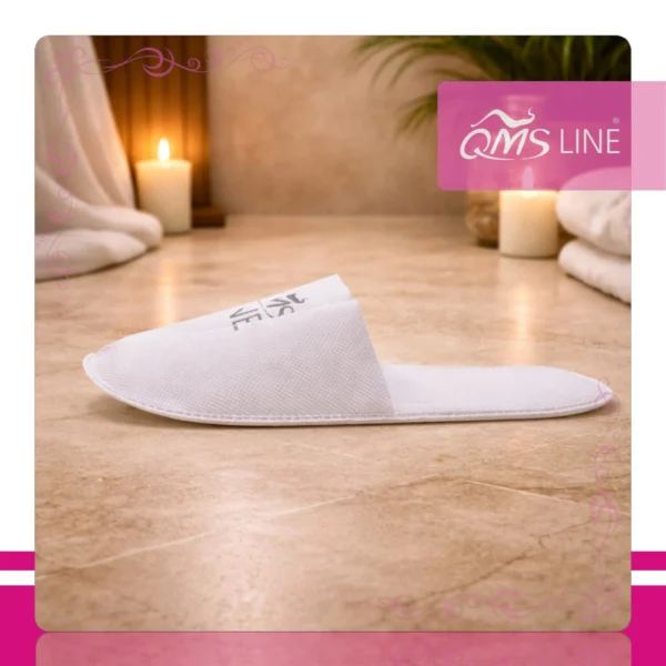 Kapcie z Logo QMS Line 1 para QMS Line Standard Kapcie z logo QMS Line pakowane pojedynczo 1 para QMS Line Standard do salonu kosmetycznego i SPA