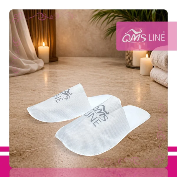 Kapcie z Logo QMS Line 1 para QMS Line Standard Kapcie z logo QMS Line pakowane pojedynczo 1 para QMS Line Standard do salonu kosmetycznego i SPA